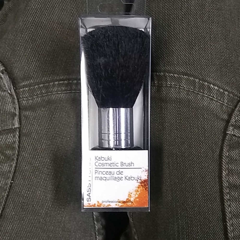 Kabuki cosmetic brush
